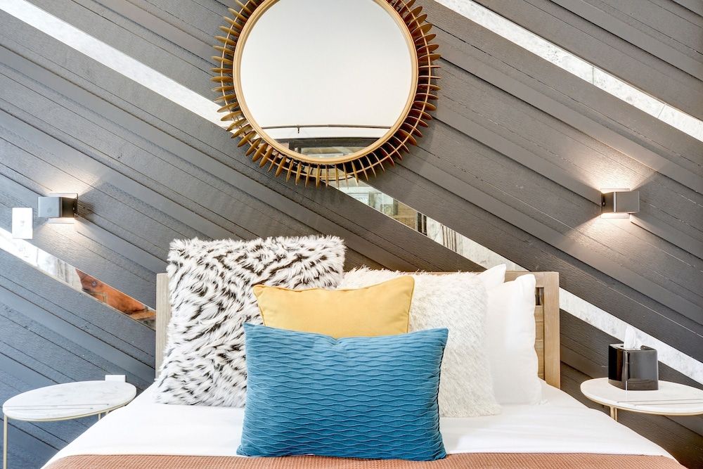 Lucky Arrow Retreat - Dripping Springs Standard Cabin, 1 Queen Bed with Sofa bed (Breezeway)