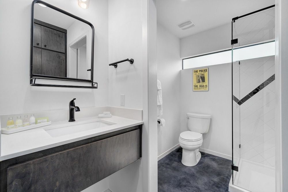 Lucky Arrow Retreat - Dripping Springs Room, 1 Queen Bed with Sofa bed (Porch) 7