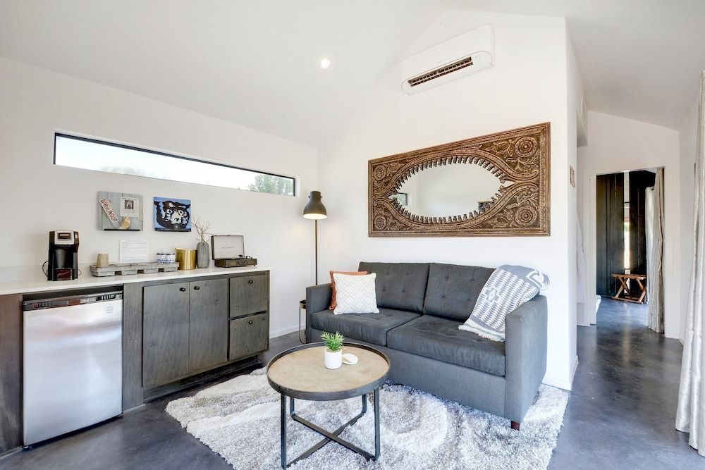 Lucky Arrow Retreat - Dripping Springs Room, 1 Queen Bed with Sofa bed (Porch) 4