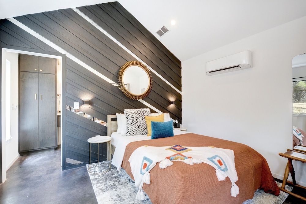 Lucky Arrow Retreat - Dripping Springs Standard Cabin, 1 Queen Bed with Sofa bed (Breezeway) 4