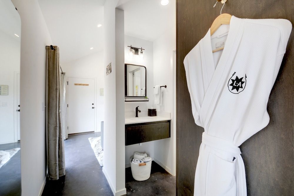 Lucky Arrow Retreat - Dripping Springs Room, 1 Queen Bed with Sofa bed (Porch) 6