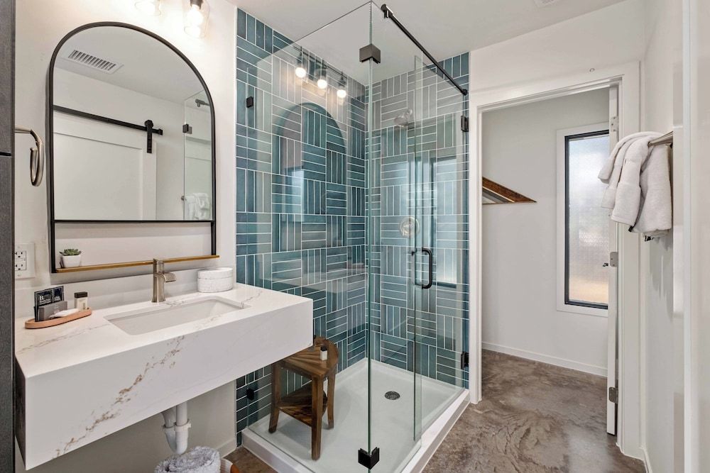 Lucky Arrow Retreat - Dripping Springs Standard Cabin, 1 Queen Bed with Sofa bed (Breezeway) 6