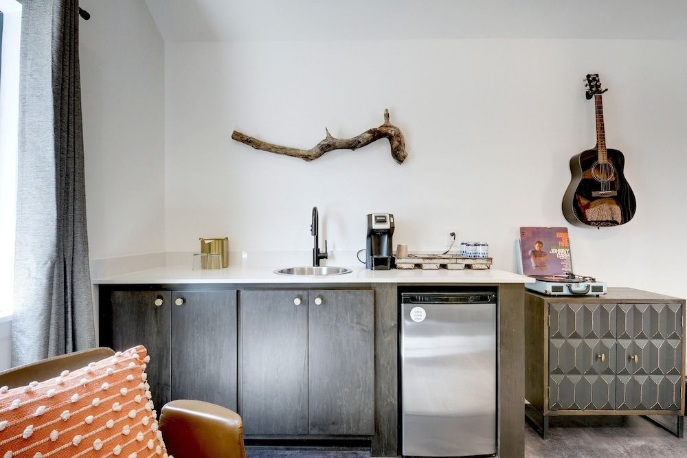 Lucky Arrow Retreat - Dripping Springs Standard Cabin, 1 Queen Bed with Sofa bed (Breezeway) 7