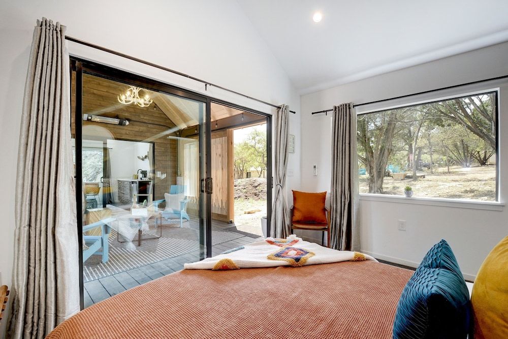 Lucky Arrow Retreat - Dripping Springs Standard Cabin, 1 Queen Bed with Sofa bed (Breezeway) 2