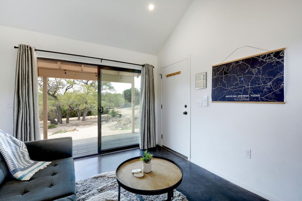 Lucky Arrow Retreat - Dripping Springs Room, 1 Queen Bed with Sofa bed (Porch) 8