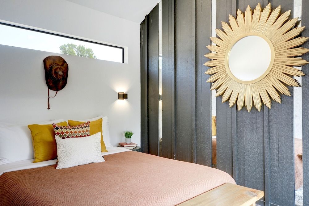 Lucky Arrow Retreat - Dripping Springs Room, 1 Queen Bed with Sofa bed (Porch)