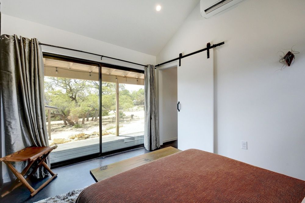 Lucky Arrow Retreat - Dripping Springs Room, 1 Queen Bed with Sofa bed (Porch) 10