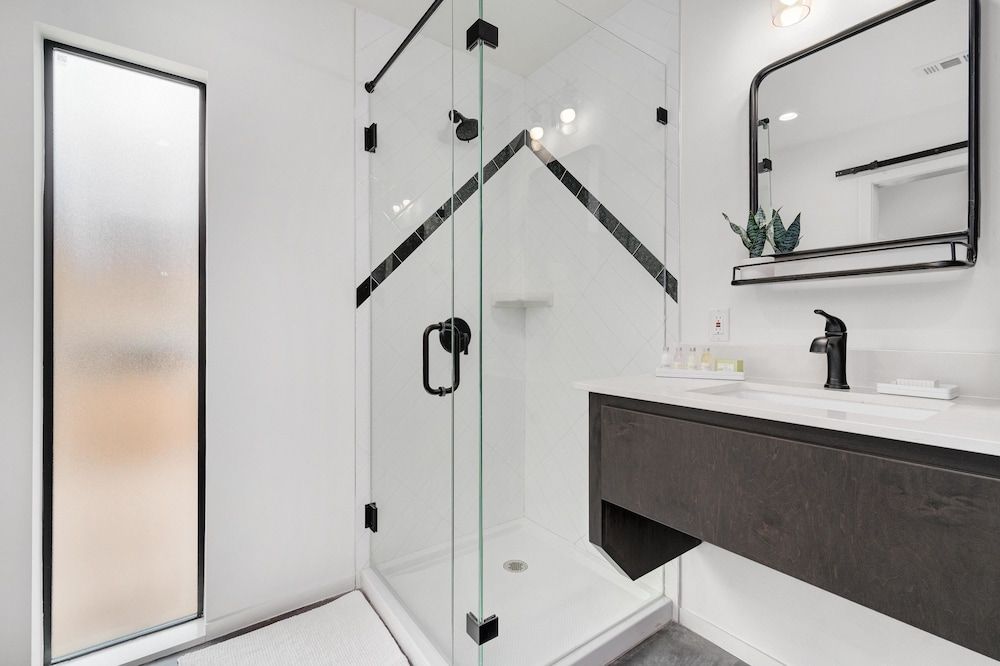 Lucky Arrow Retreat - Dripping Springs Standard Cabin, 1 Queen Bed with Sofa bed (Breezeway) 5