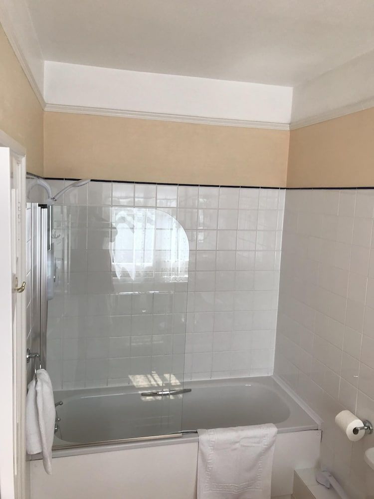 Lorna Doone House Suite, Ensuite (Superking-River view) 6