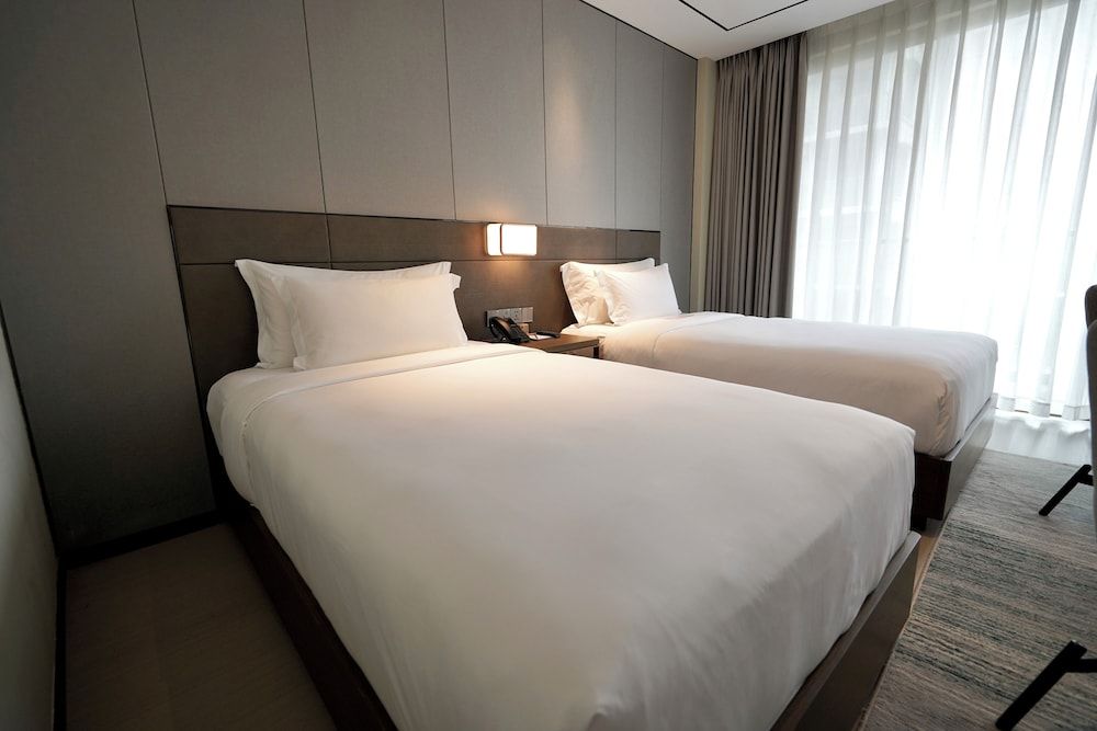 Oakwood Premier Phnom Penh Deluxe Twin Room 2