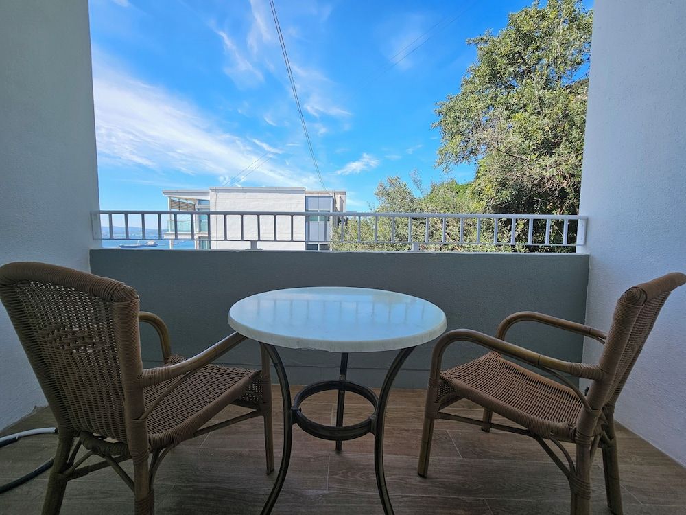 The Rock Hotel Family Suite, 2 Bedrooms, Balcony, Partial Sea View 3