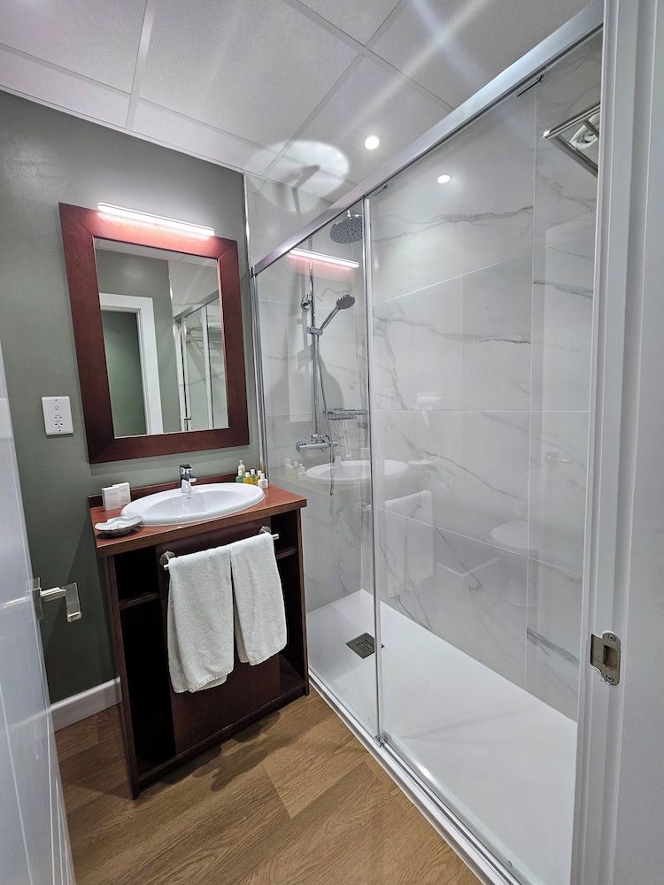 The Rock Hotel Family Suite, 2 Bedrooms, Balcony, Partial Sea View 6