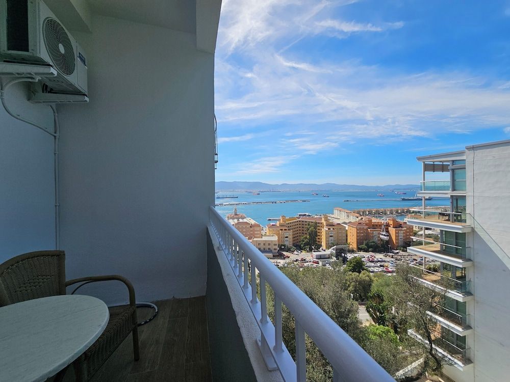 The Rock Hotel Family Suite, 2 Bedrooms, Balcony, Partial Sea View 4