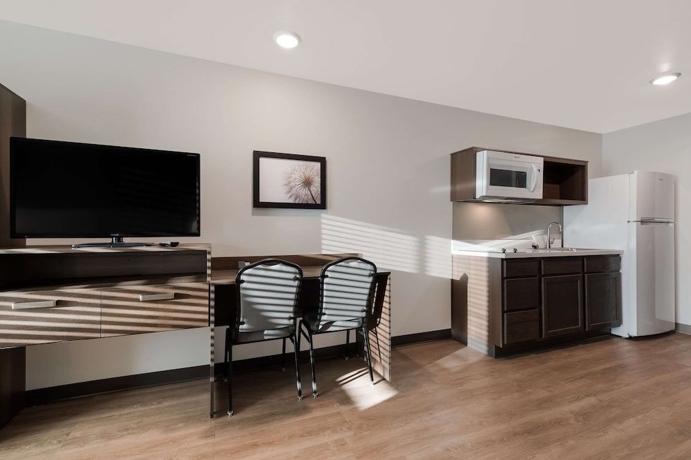 WoodSpring Suites Phoenix-Deer Valley Standard Room, 1 Queen Bed, Non Smoking 3