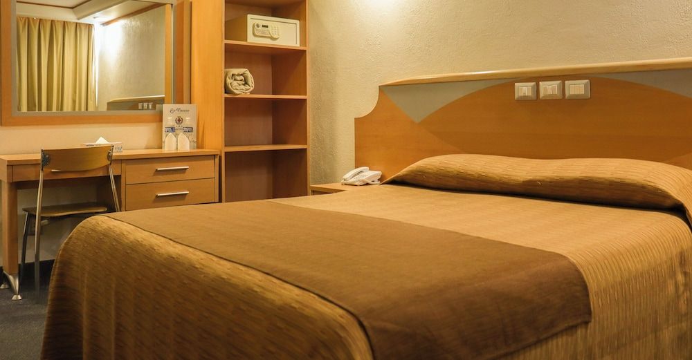 Hotel Milan CDMX Standard Room 1 Queen Bed 4