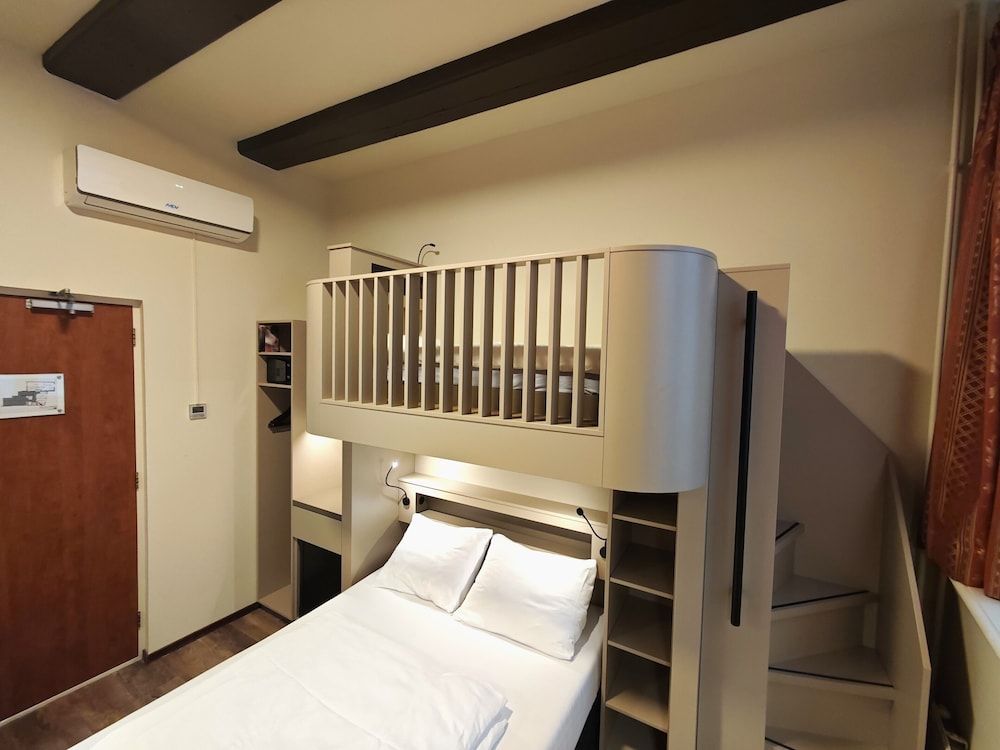 undefined A Train Hotel 5