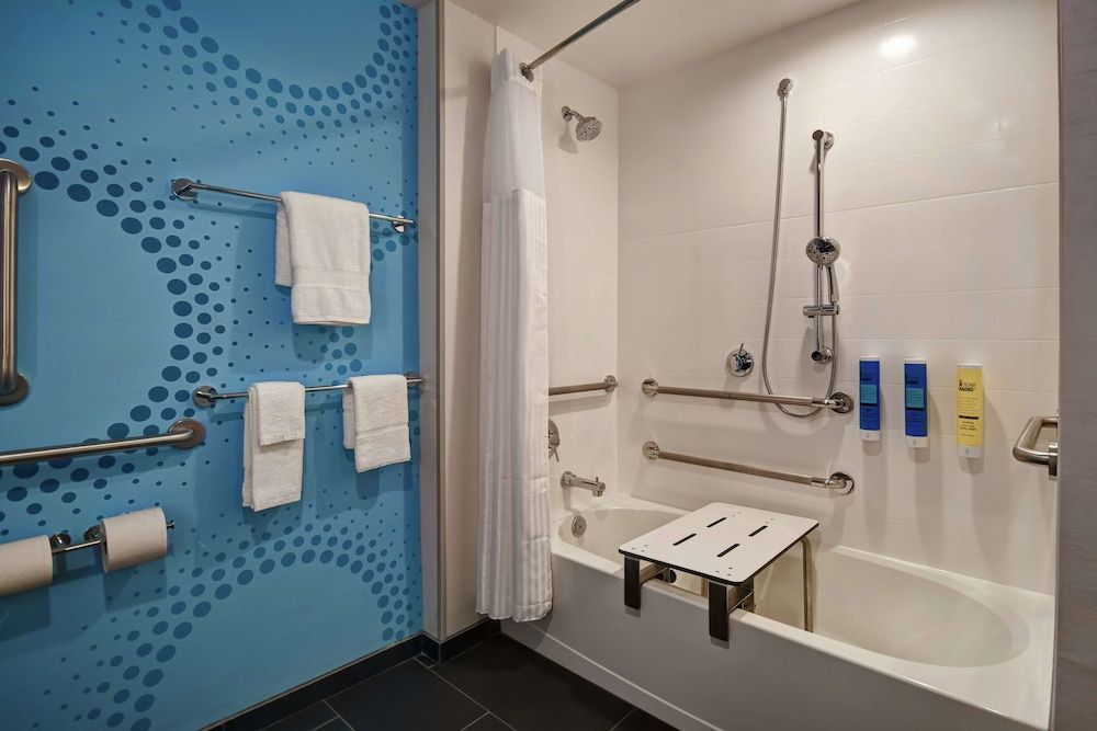 Room, 1 King Bed, Accessible, Bathtub (Hearing)
