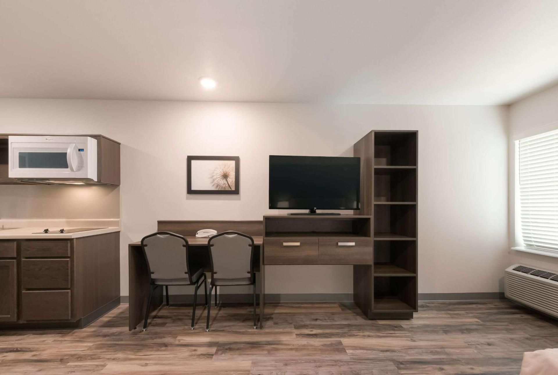 Queen Room with Transfer Shower - Accessible/Non Smoking