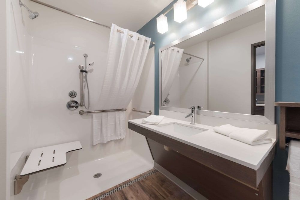 Woodspring Suites Philadelphia Northeast Room, 1 Queen Bed, Accessible, Non Smoking (Transfer Shower) 4