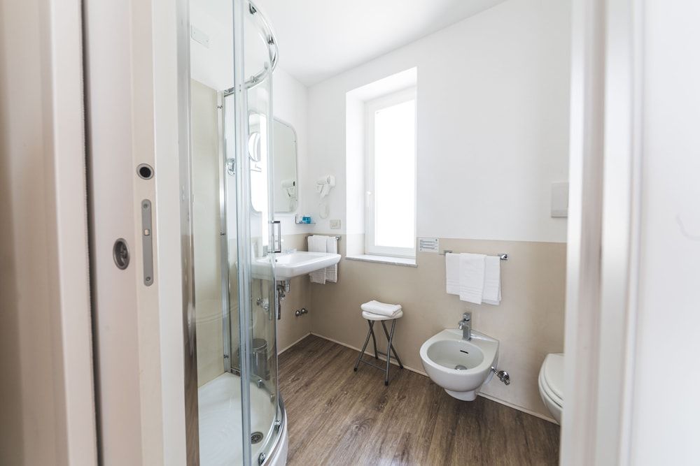 Albergo Santa Maria Double Room (Lato Ferrovia) 5