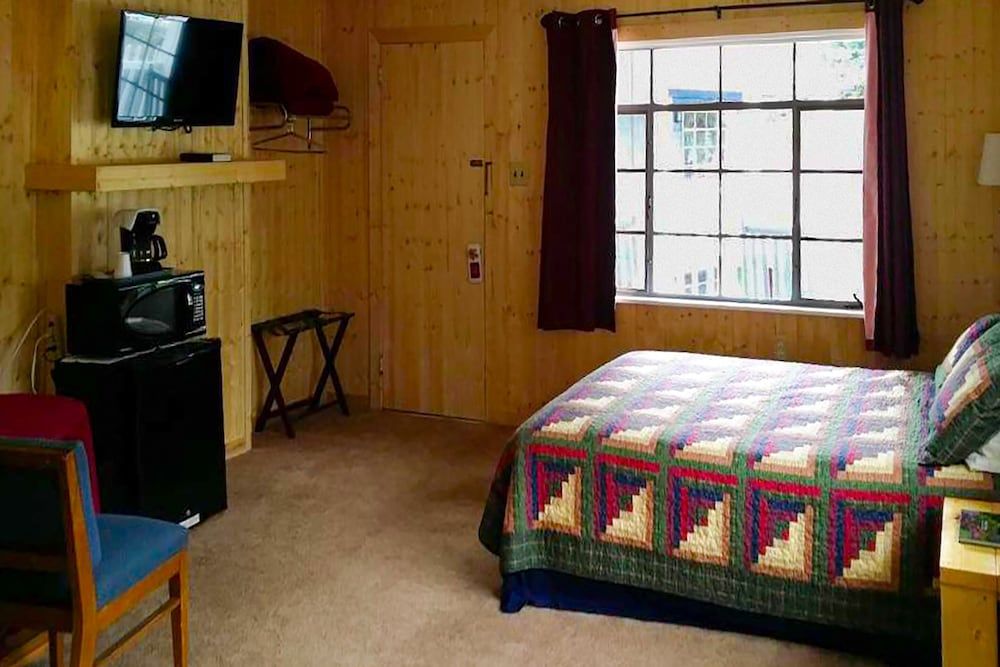 Lloyd's On The River Country Inn By Oyo Room, 1 King Bed, River View