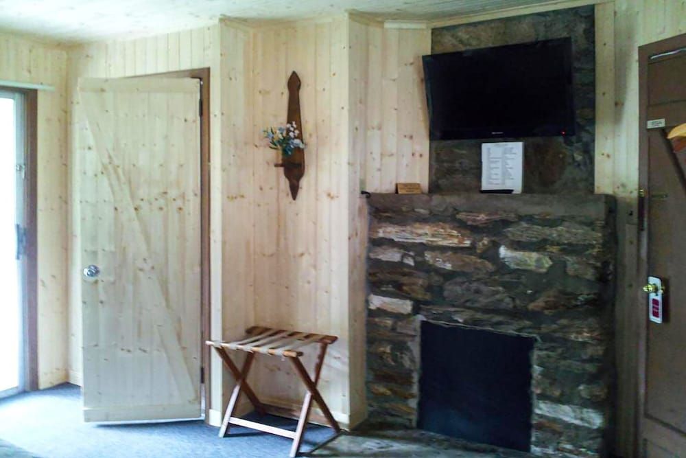 Lloyd's On The River Country Inn By Oyo Room, 1 King Bed, River View 3