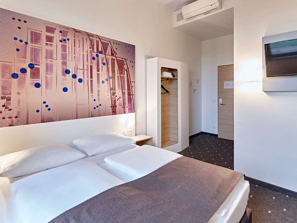 B&B Hotel Köln-Troisdorf Quadruple Room