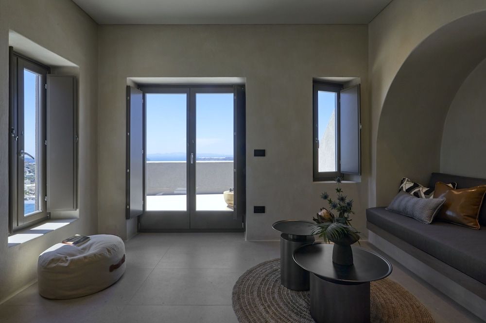 Halcyon Days Suites Crown ,Grand Split-level Suite with Private Pool and Outdoor Jacuzzi 10