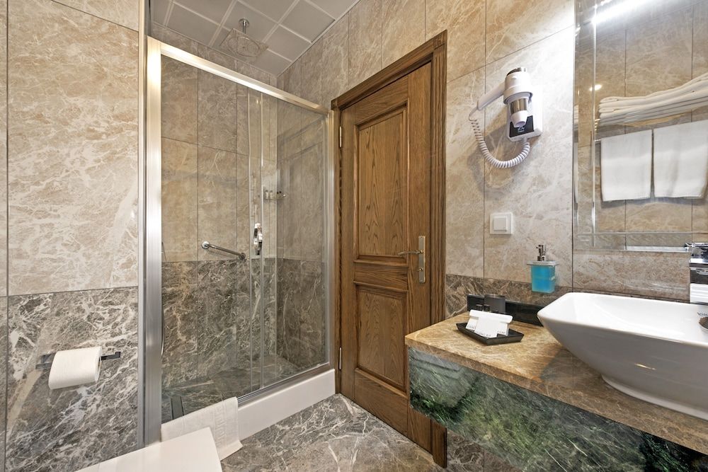 Perapolis Hotel Deluxe Triple Room 9