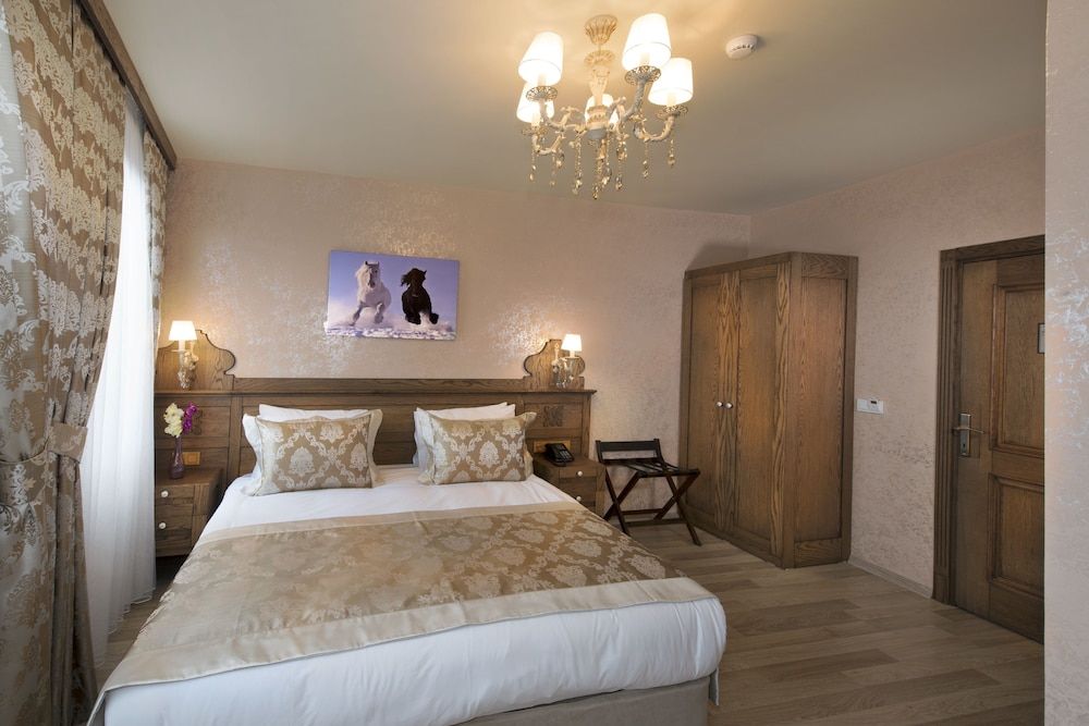 Perapolis Hotel Standard Double Room, 1 King Bed 5