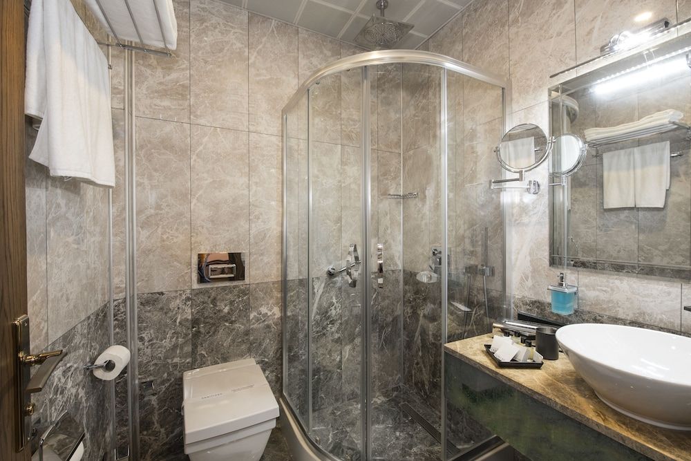 Perapolis Hotel Standard Double Room, 1 King Bed 10