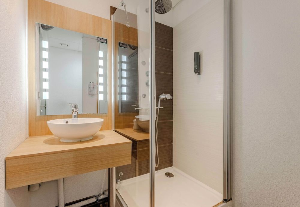 B&B HOTEL Cambrai Quadruple Room 5