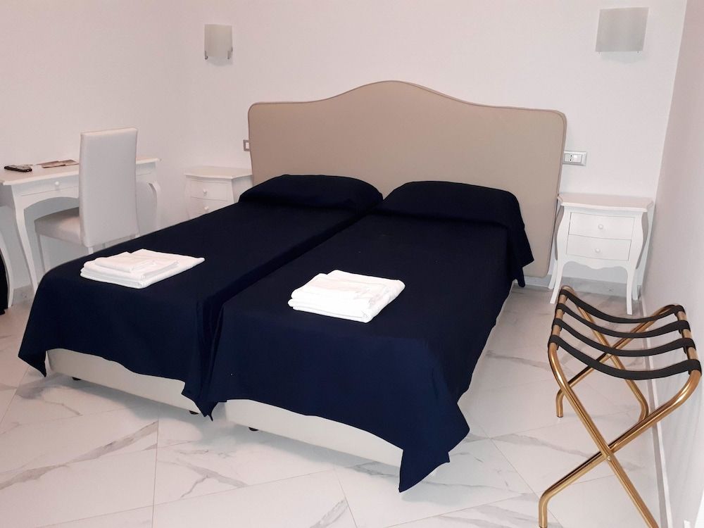 undefined Colosseo Rooms Imperial Rome 6