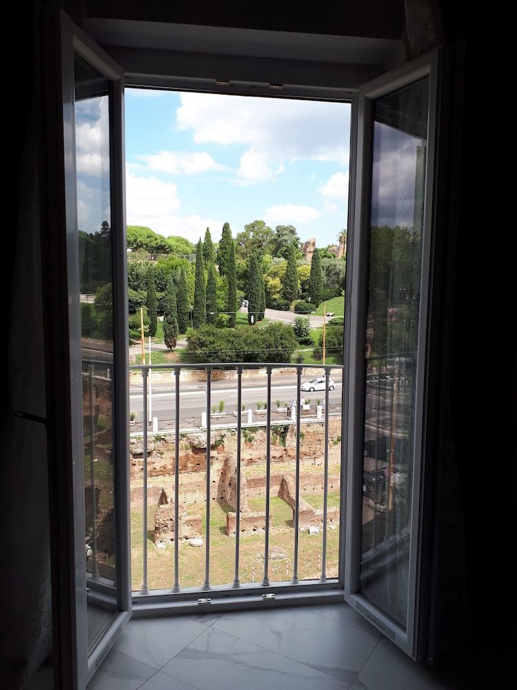 undefined Colosseo Rooms Imperial Rome 2