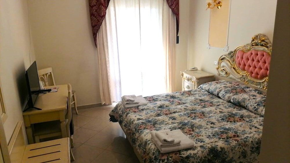 undefined Colosseo Rooms Imperial Rome 10