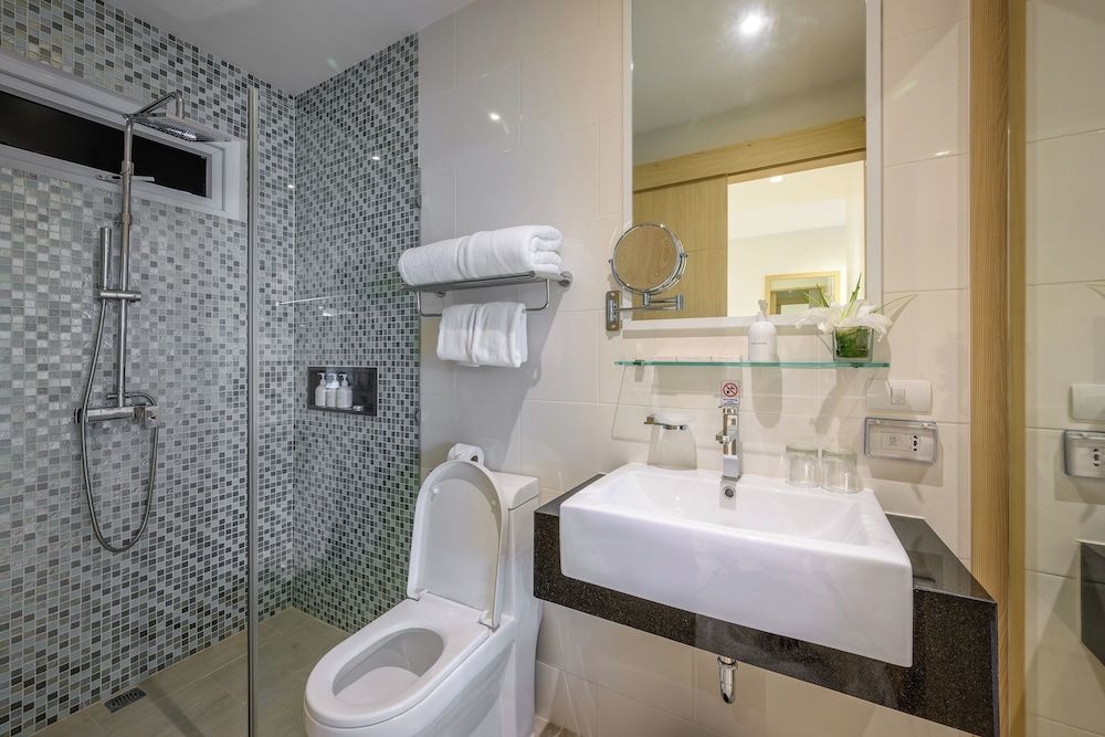 The Beachfront Hotel Phuket Deluxe Room, Pool Access 2