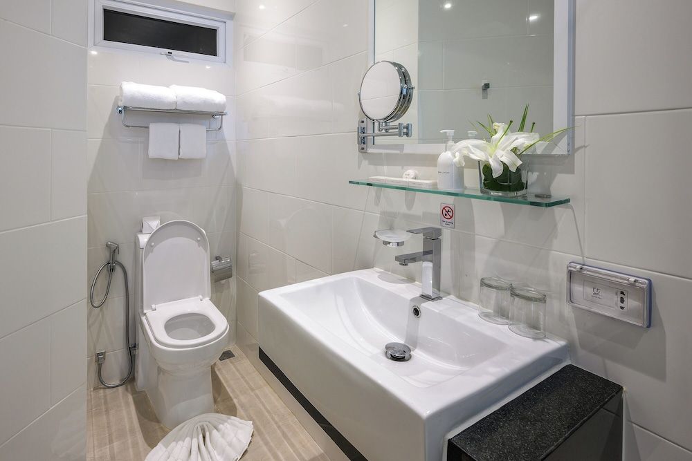 The Beachfront Hotel Phuket Deluxe Room, Pool Access 4