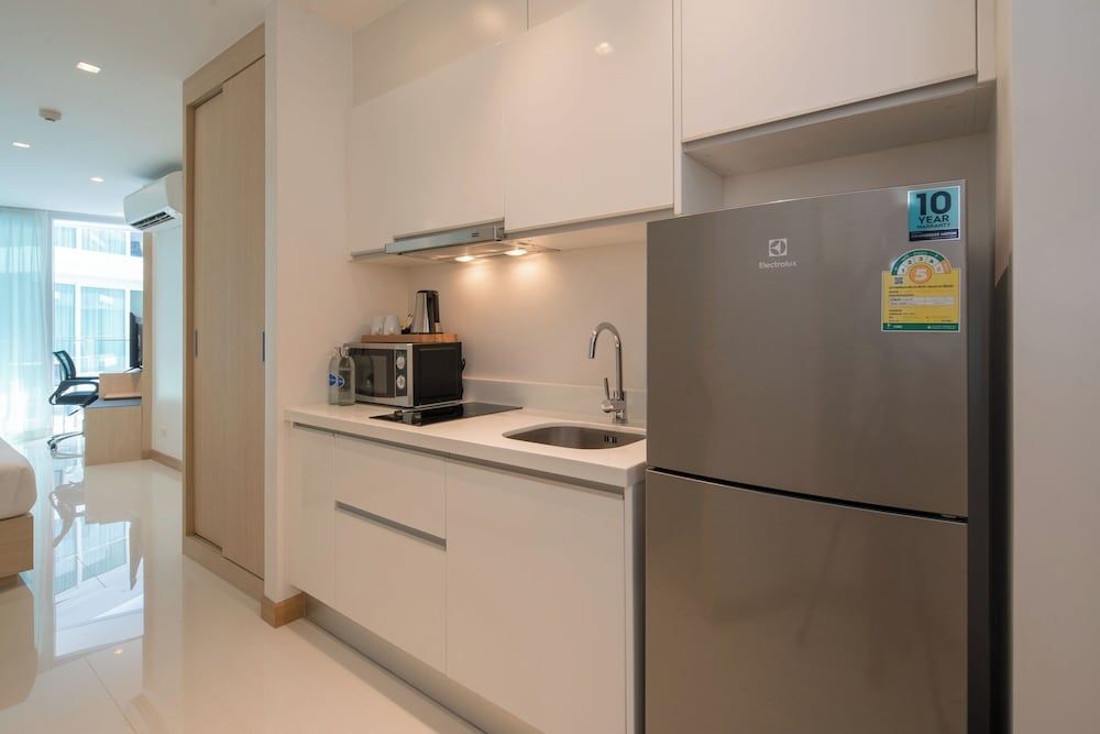 The Beachfront Hotel Phuket Deluxe Room, Pool Access 6