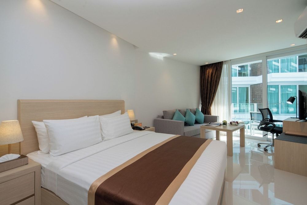 The Beachfront Hotel Phuket Deluxe Room, Pool Access