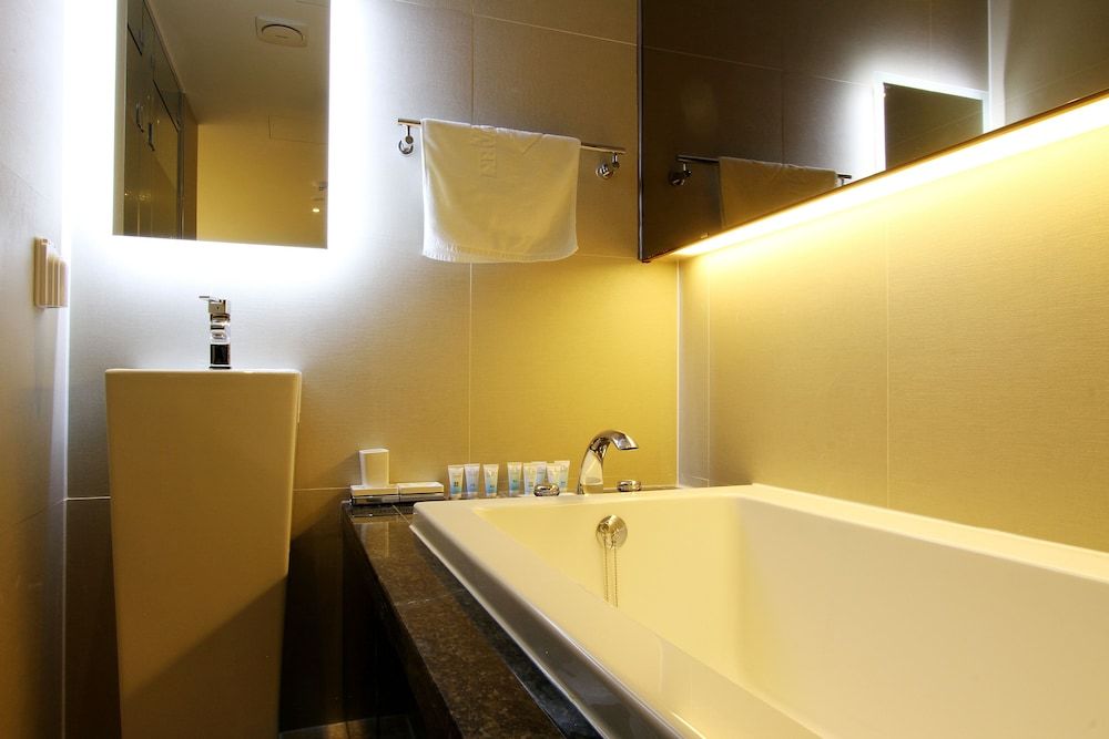 Royal Prime Hotel Deluxe Twin Room 14