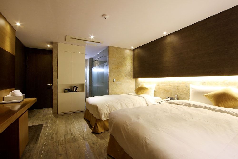 Royal Prime Hotel Deluxe Twin Room 8