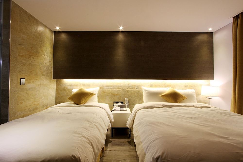 Royal Prime Hotel Deluxe Twin Room 6