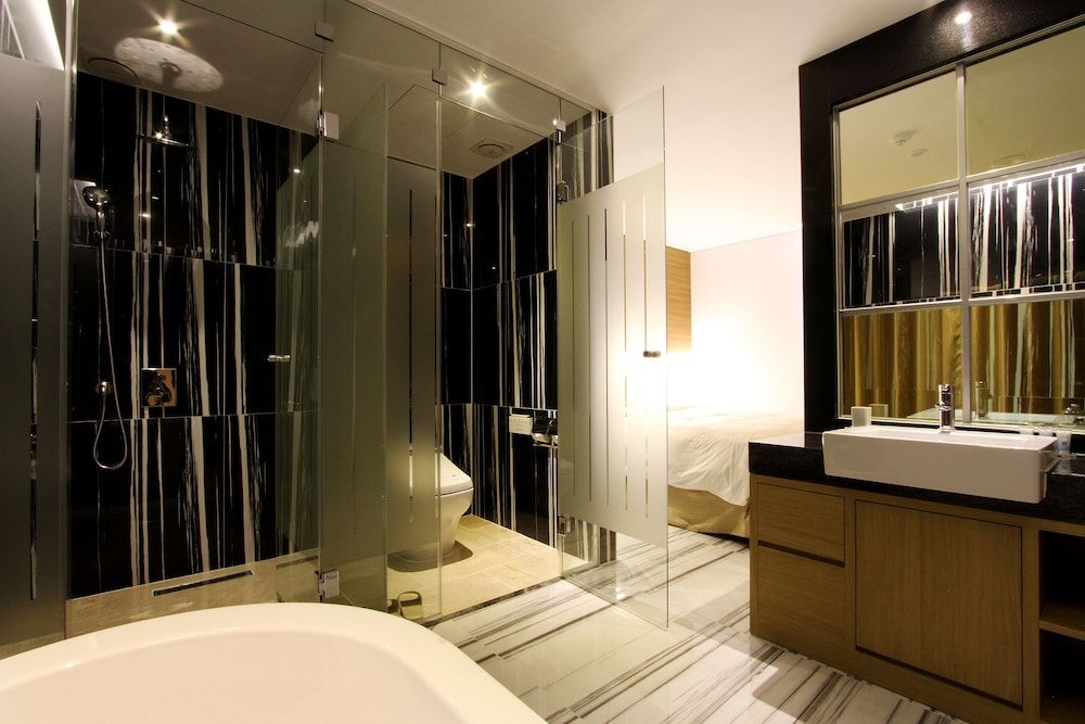 Royal Prime Hotel Deluxe Room 5