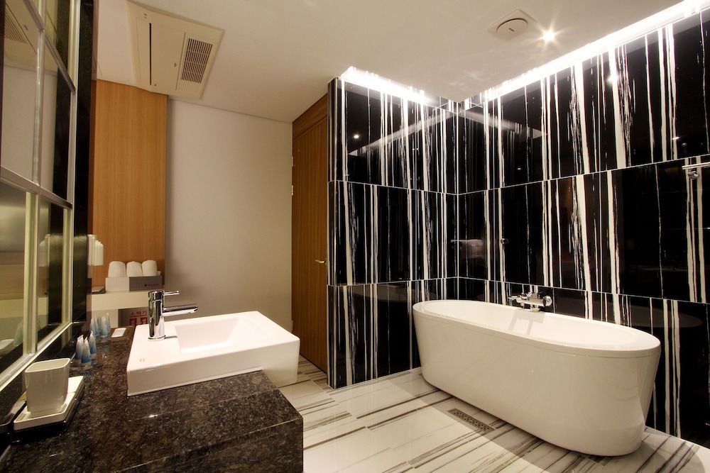 Royal Prime Hotel Deluxe Room 4