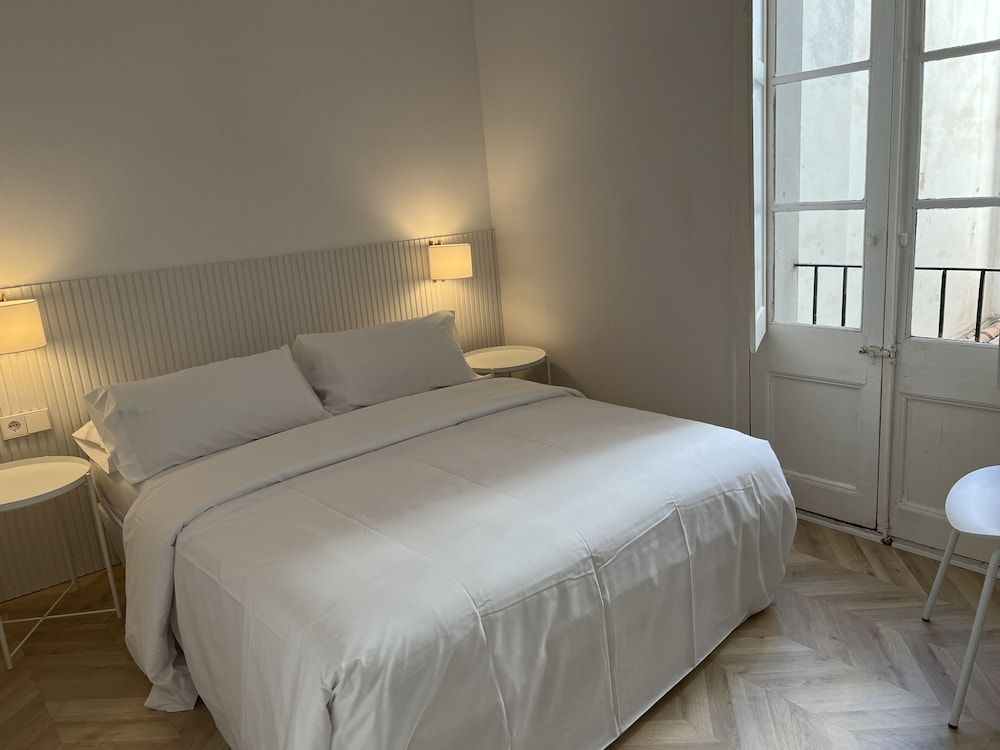 THE MO HOUSE GOTIC Business Room, Shared Bathroom