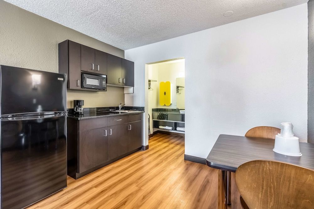Deluxe Room, 1 King Bed, Smoking, Kitchenette