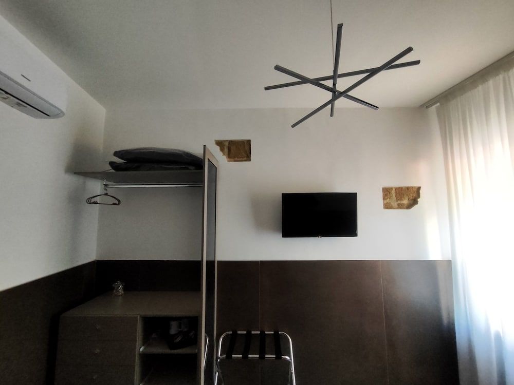 Cloister Inn Comfort Double Room, Private Bathroom, Courtyard View (Vesuvio) 4