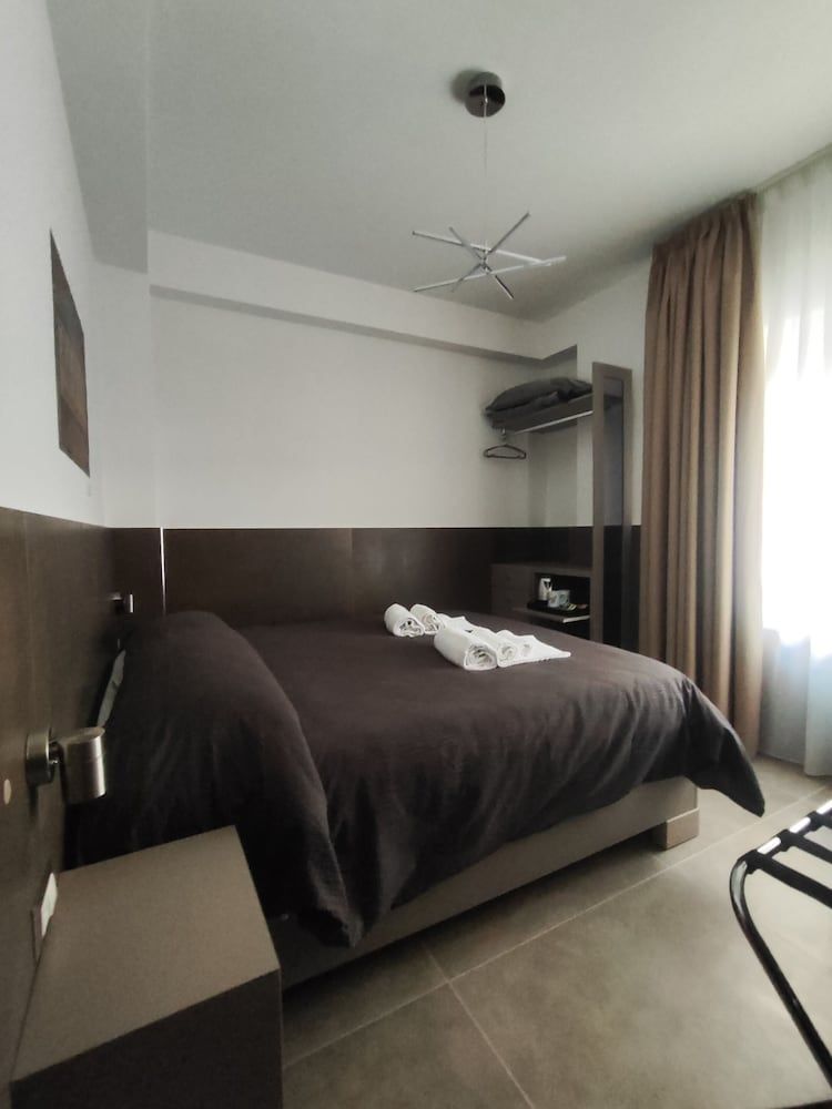 Cloister Inn Comfort Double Room, Private Bathroom, Courtyard View (Pompei) 2