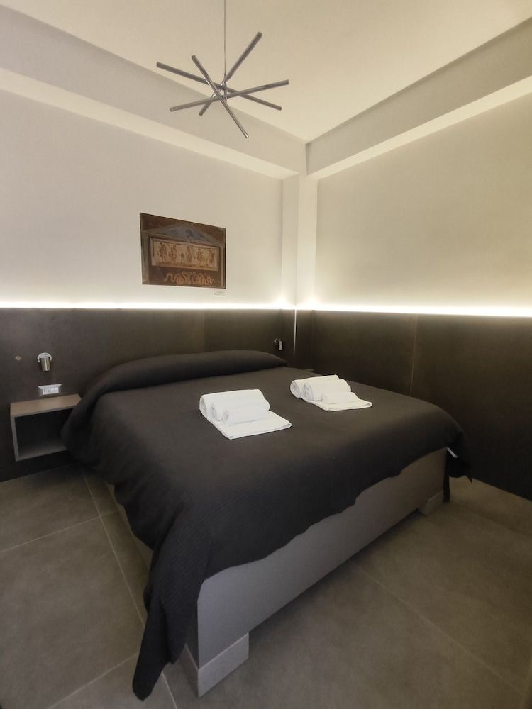 Cloister Inn Comfort Double Room, Private Bathroom, Courtyard View (Pompei)