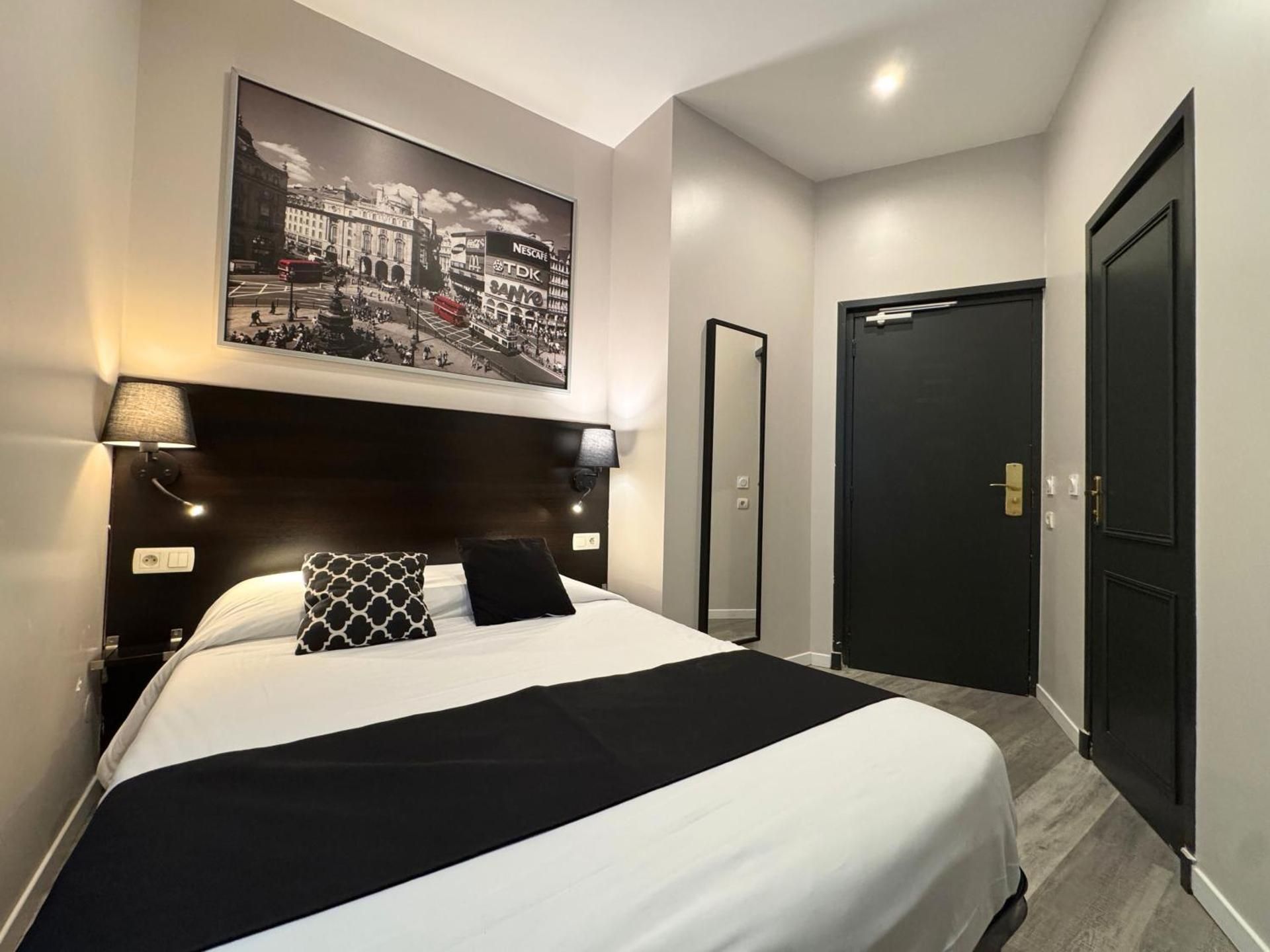 Hotel Trocadero Double Room 2